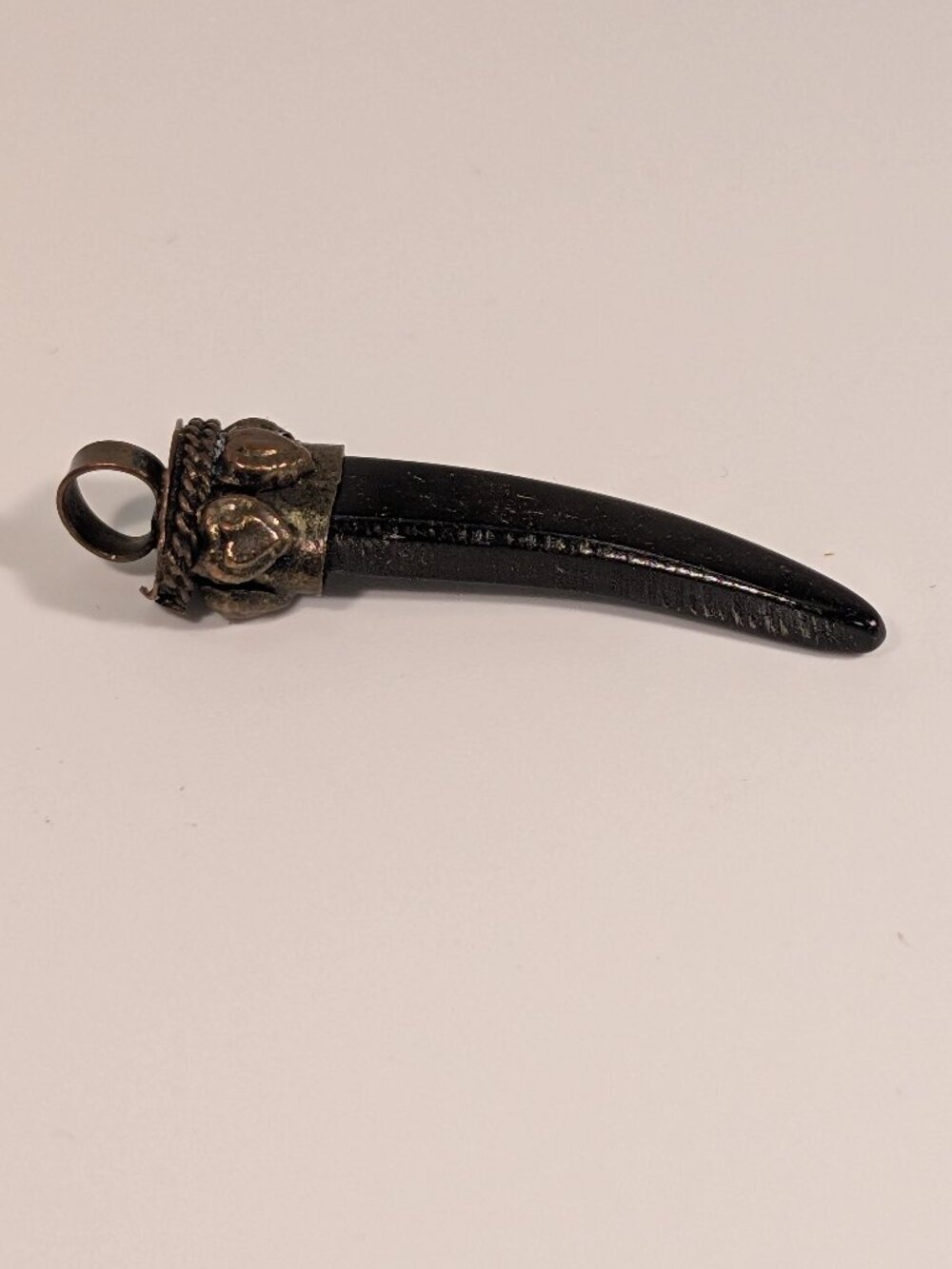 VINTAGE BLACK AGATE TUSK SHAPED PENDANT GREAT FOR ANYONE